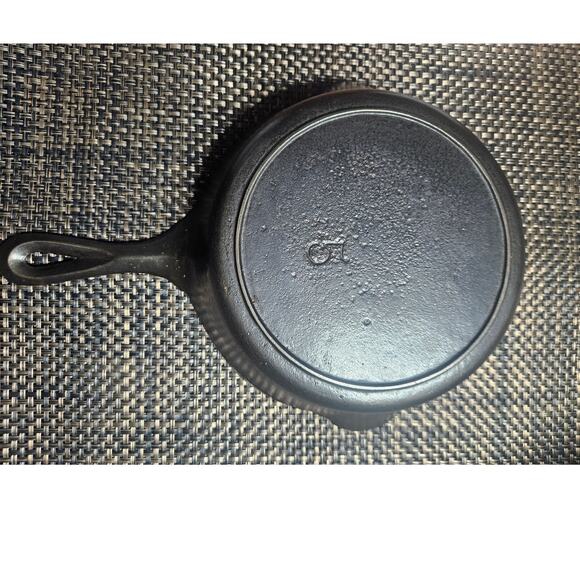 Vintage Ware 8 1/8" Inch Cast Iron Skillet No 5 with turtle trivet - Picture 8 of 10